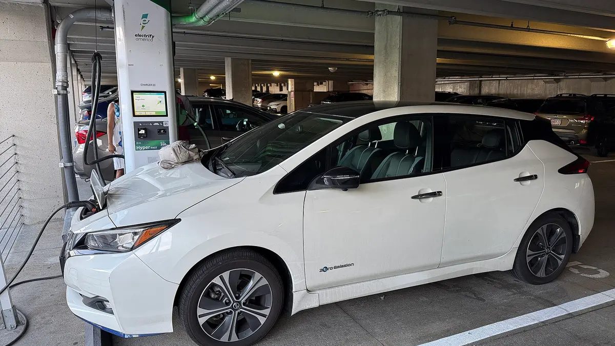 Carregador de carro elétrico no condomínio: quem paga, quem aprova e o que o projeto precisa ter