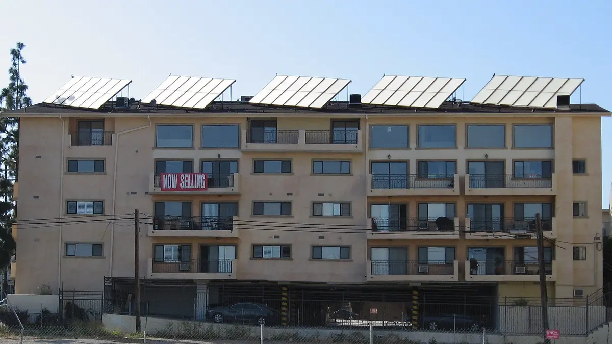 Mora em apartamento em Contagem? O que dá (e o que não dá) para fazer com energia solar