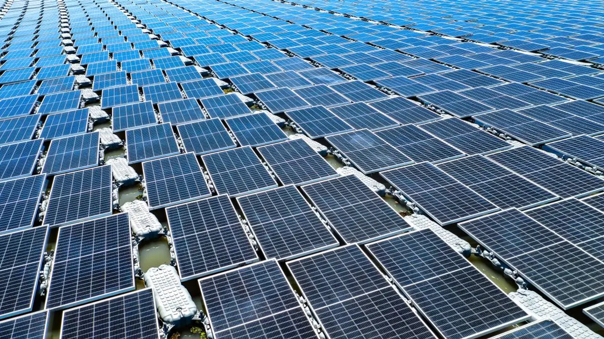 Lavar placa solar com mangueira estraga? O que os fabricantes recomendam para a limpeza