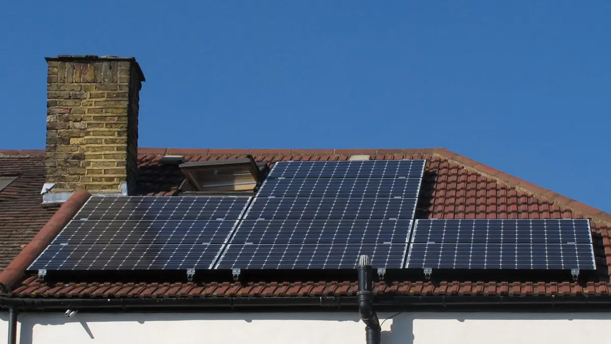 Quanto custa energia solar em Juatuba? Por que orçamentos para a mesma casa variam tanto